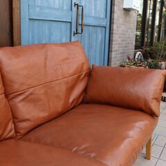 KEYUCA(ケユカ)の Kastrup(カストラップ) ソファです。フェザーを使用したタッチの柔らかい座り心地の2.5人掛けソファ。ウッドフレームとレザーを組み合わせた北欧スタイルのコンパクトソファDB516