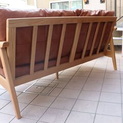 KEYUCA(ケユカ)の Kastrup(カストラップ) ソファです。フェザーを使用したタッチの柔らかい座り心地の2.5人掛けソファ。ウッドフレームとレザーを組み合わせた北欧スタイルのコンパクトソファDB516