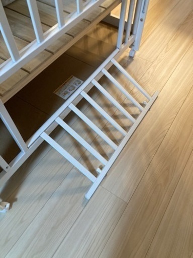 ベビーベッド キズあり 少し傷がある程度で綺麗なものが届き、組み立ても
