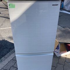 ☆中古￥13,800！【会員価格￥12,800】SHARP 137㍑2ドア冷蔵庫 家電 