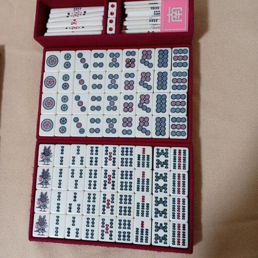 お値下げさせて頂きました。麻雀牌です、新品です。四季の牌もあります。点数表も付いてます。 お値下げさせて頂きました。麻雀牌です、新品です。四季の牌もあります