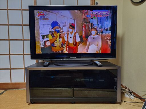 プラズマテレビ42V型「TH-P42V1」とブルーレイレコーダー「DMR-BW750」とテレビ台を出品します。