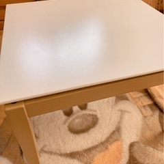 小さめテーブル/白くてかわいいおひとり様用です。