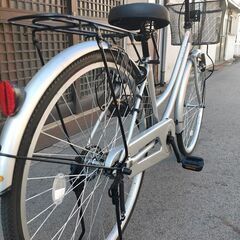 新品の自転車。26インチ。色はシルバー。鍵は2個。前かご。ライト...