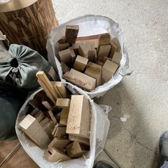 残10袋 薪 広葉樹 焚き火 キャンプ 乾燥材 無垢材 端材 木材