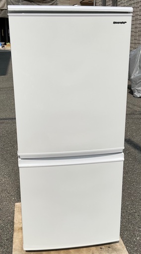 【RKGRE-099】特価！シャープ/137L 2ドア冷凍冷蔵庫/SJ-C14E-W/中古品/2018年製/当社より近隣無料配達！