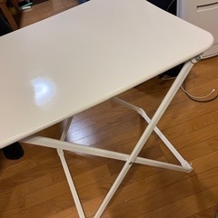 白のテーブル　