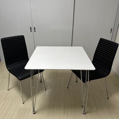 テーブルと椅子2つ