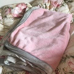【取引完了】ピンクと花柄のリバーシブル毛布　シングル