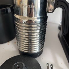 ネスプレッソ本体とミルク泡立器 カプセル残分