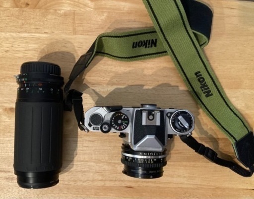 Nikon FE一眼レフカメラ。マニュアルフォーカス50mm。レンズ、望遠レンズ、シルバーボディ