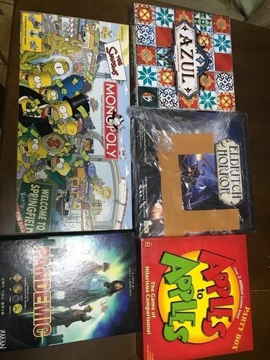 5つの英語のボードゲーム。  Apples to Apples、Eldritch Horror、Azul、Pandemic、Simpsons Monopoly