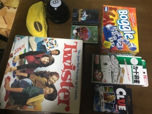 8 種類のゲーム: Bananagrams、Twister、Jaipur、Splendor、Boggle、Clue、カード麻雀。 日本語のカード麻雀.  マジック 8 ボール
