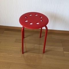 IKEA。赤の椅子。