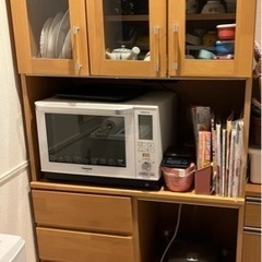 【ネット決済・配送可】家庭的な雰囲気の食器棚・電子レンジボード