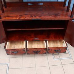 岩手の伝統工芸家具、岩谷堂箪笥 欅材を使用した漆塗りサイドボードです。桐紋様の南部鉄器がアクセントの茶棚。スッキリしたデザインは収納力もあり店舗などの飾り棚としても♪DB543