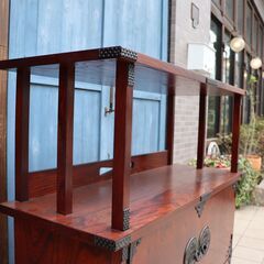 岩手の伝統工芸家具、岩谷堂箪笥 欅材を使用した漆塗りサイドボードです。桐紋様の南部鉄器がアクセントの茶棚。スッキリしたデザインは収納力もあり店舗などの飾り棚としても♪DB543