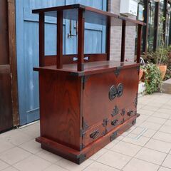 岩手の伝統工芸家具、岩谷堂箪笥 欅材を使用した漆塗りサイドボードです。桐紋様の南部鉄器がアクセントの茶棚。スッキリしたデザインは収納力もあり店舗などの飾り棚としても♪DB543