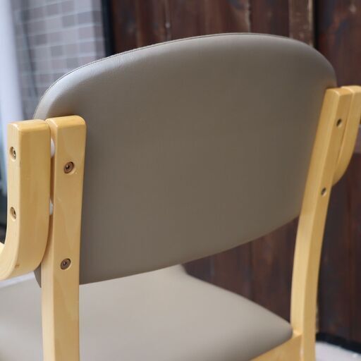立ち座りを優しくサポートする肘掛け付き椅子です。角を取ったRフレーム加工を施しているので使い勝手が良いアームチェア。店舗やオフィス用にもオススメ♪DB545