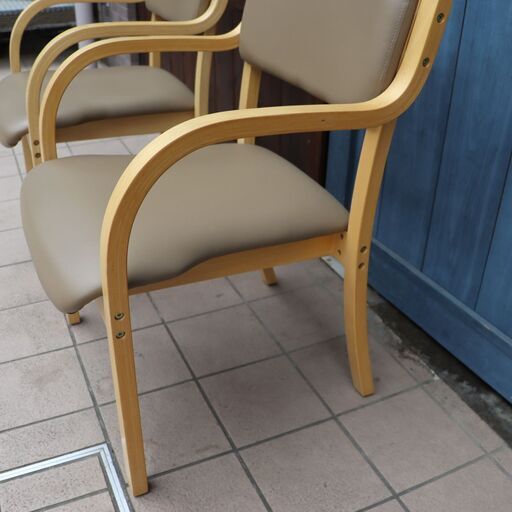 立ち座りを優しくサポートする肘掛け付き椅子です。角を取ったRフレーム加工を施しているので使い勝手が良いアームチェア。店舗やオフィス用にもオススメ♪DB545