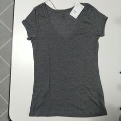 新品未使用　H＆M　VネックTシャツ グレー XSサイズ