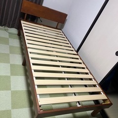 シングルベッドのフレーム(持ち運べるカート付き)