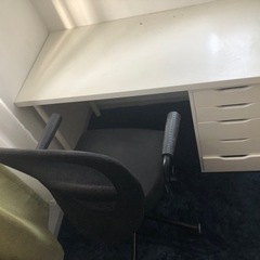 オフィス机と椅子