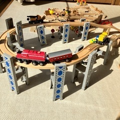おもちゃ　木製の汽車、線路