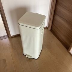 【値下げ】ペダル式ゴミ箱　ガスダンパー　スチール製