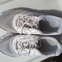 【まもなく終了】通学用白靴（26.0cm）