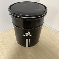 adidas 福袋の缶