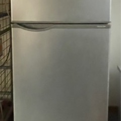 小型の冷蔵庫です。