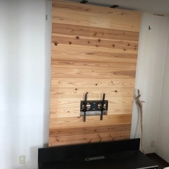 テレビ壁掛けラック　杉板無塗装