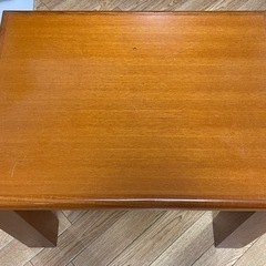木製テーブルです。