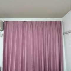 ピンクの遮光カーテン