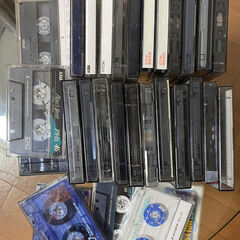 使用済みカセットテープとMiniDiscをそれぞれ約２０枚ずつ