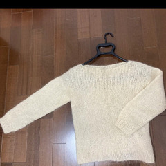 手編み、白のモヘアのセーター