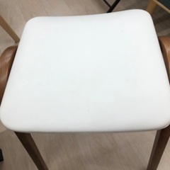 秋田木工のスツール(剣持勇デザイン)のご紹介です