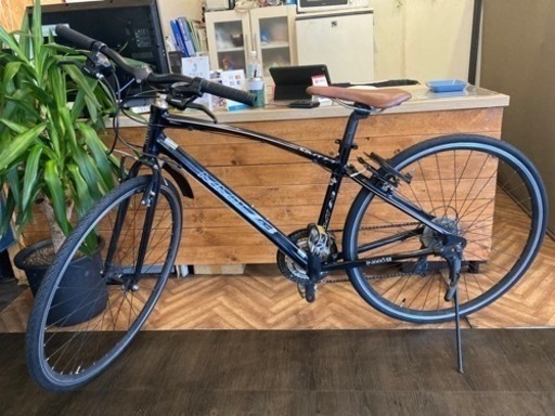 【前後タイヤ・チューブ新品！momentum】3×7速　700×28c クロスバイク　ブラック 前後タイヤ・チューブ新品！momentum】3×7速 700×28c クロスバイク