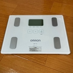 差し上げます‼️美品　コンパクト体重計　OMRON HBF-912