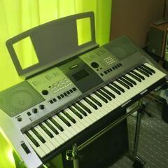 電子キーボードとアンプのセットです。