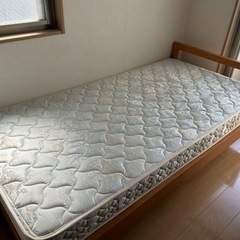 シングルベッド(フランスベッド)と、無印のベッドフレーム