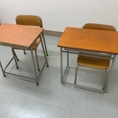 小学校机2個と椅子2脚