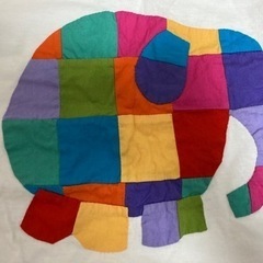 象のパッチワークのTシャツ