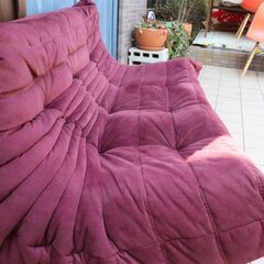 フランスの高級ブランドligne roset(リーンロゼ)社のロングセラーTOGO(トーゴ) 3シーターソファです。ロータイプでゆったりとしたトリプルソファーは快適な寛ぎ空間を演出します♪DC121