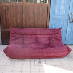 フランスの高級ブランドligne roset(リーンロゼ)社のロングセラーTOGO(トーゴ) 3シーターソファです。ロータイプでゆったりとしたトリプルソファーは快適な寛ぎ空間を演出します♪DC121