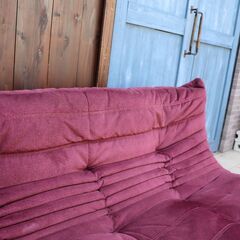 フランスの高級ブランドligne roset(リーンロゼ)社のロングセラーTOGO(トーゴ) 3シーターソファです。ロータイプでゆったりとしたトリプルソファーは快適な寛ぎ空間を演出します♪DC121
