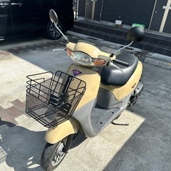 サンドカラーのホンダディオフィット　半キャップ付き