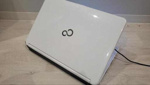 fujitsu　ノートパソコン　白　美品