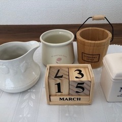 かわいい雑貨　水差し　陶器小物入れ　万年カレンダー